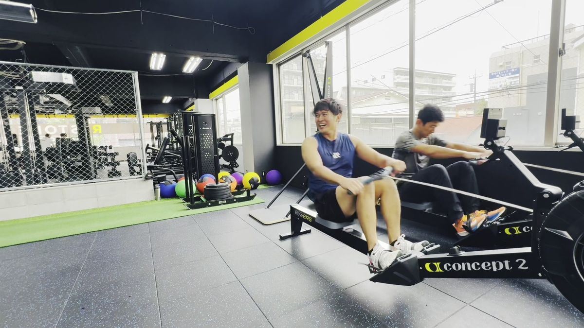 二人で並んでローイングをする様子