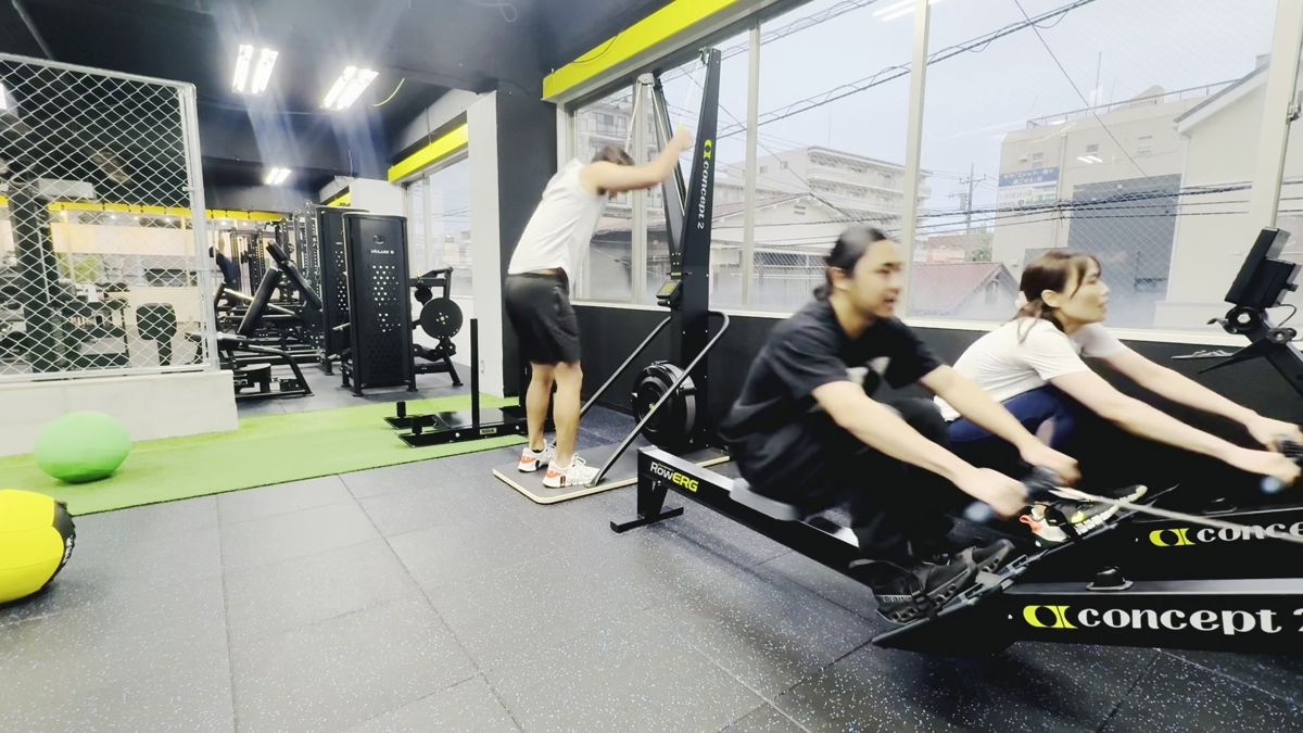 ローイングマシンとSkiErgで練習する様子